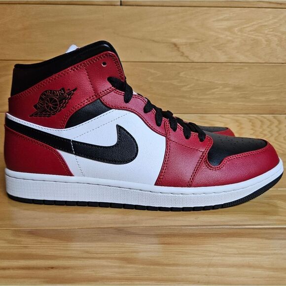 Nike Air Jordan 1 Retro MID Chicago Black Toe MENS Black Red Shoe 554724-069 - Picture 1 of 11